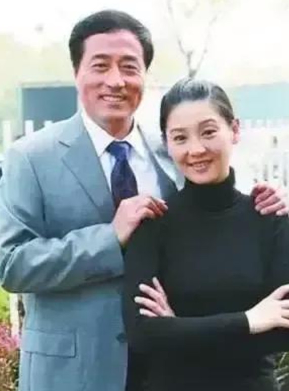 1987年，20岁的徐帆住进了杨立新家里，杨立新的妻子惶惶不可终日，生怕老公被“