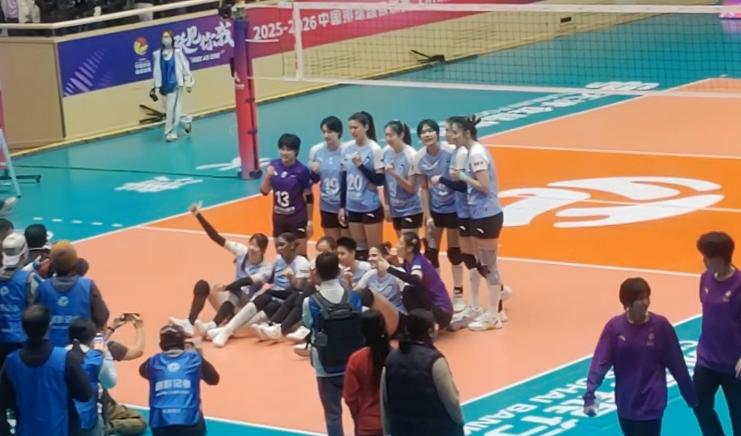 女排联赛半决赛第一场，天津主场3-0击败夺冠热门江苏队。女排联赛半决赛采用金局