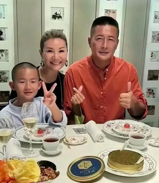 高曙光，年轻时很帅气，也很有风度，不然江珊也不会看上他，江珊宁可和其貌不扬的田小