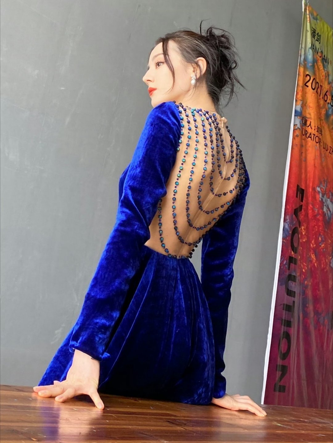迪丽热巴绝对不会穿电光蓝的衣服热巴穿啥都好看