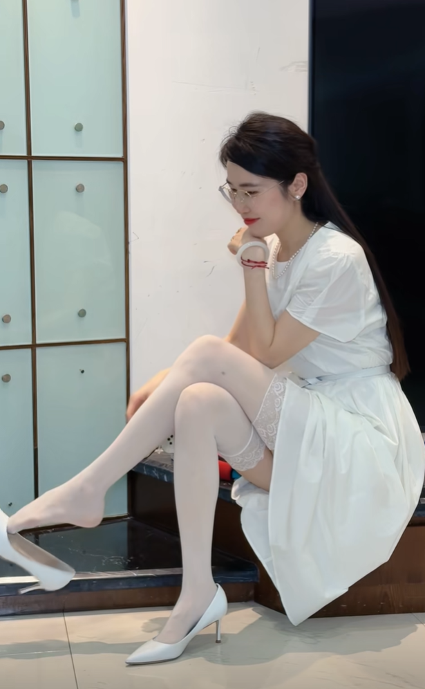 明媚皓齿唇红齿白，秀发浓密，面色红润，青春洋溢。