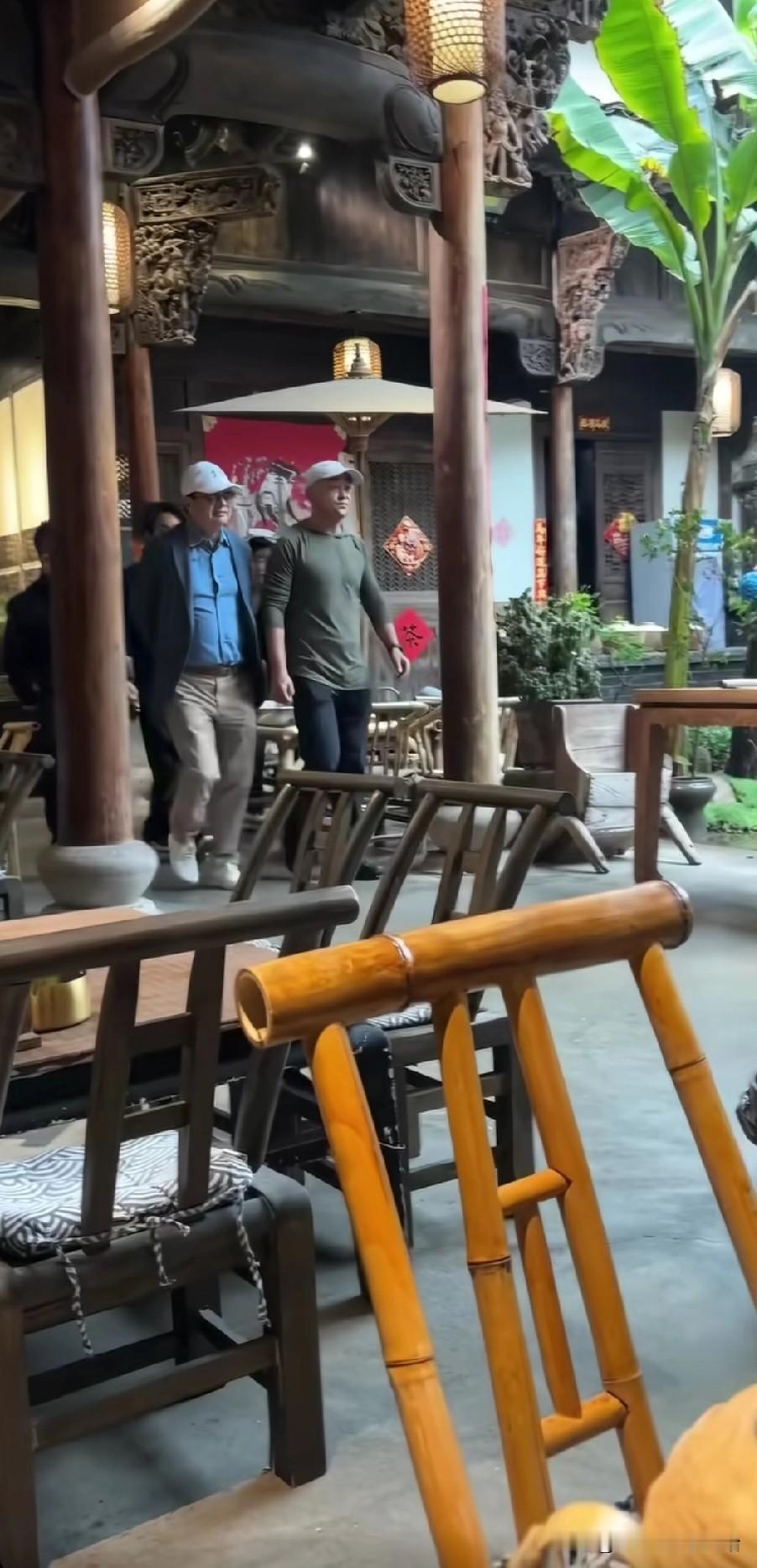 任正非在外人眼里是华为老总，但他非常低调，生活也非常简朴。这次去浙江考察项目