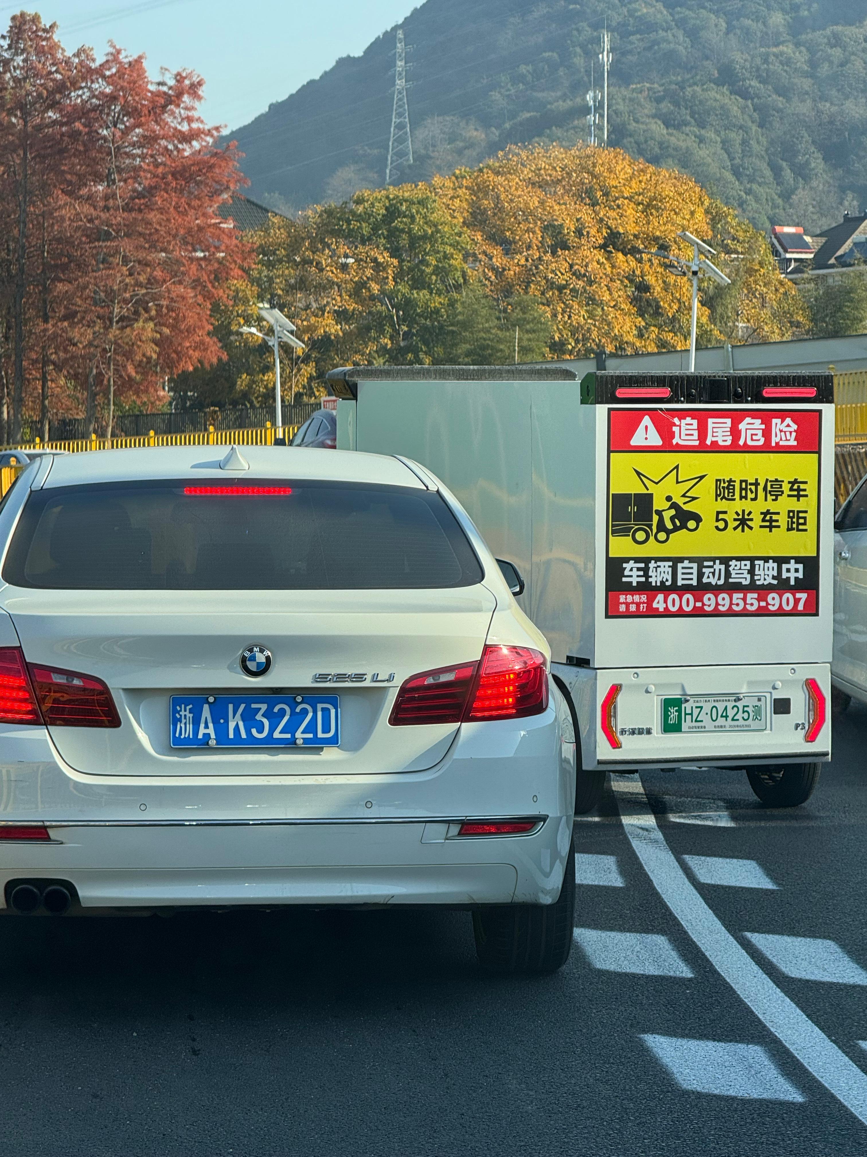 活久见，终于第一次在马路上被自动驾驶别停了