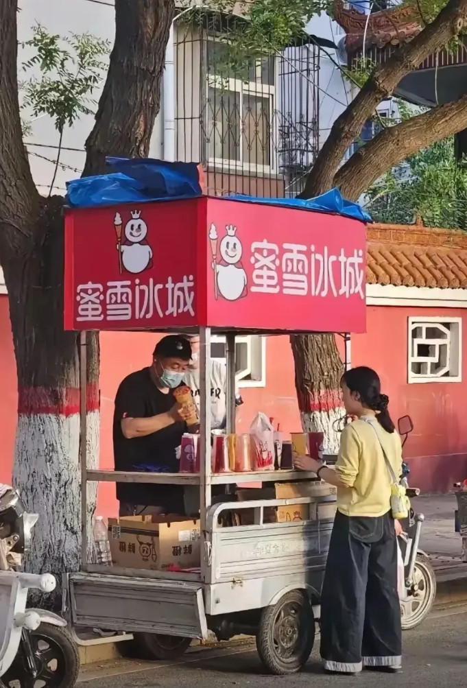 蜜雪冰城的老板也是大度。一个老大爷从当地的蜜雪冰城门店进货，弄一个小推车，做一