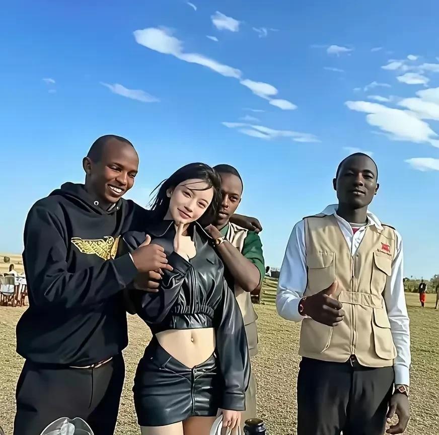 这位中国美女实在太愚蠢了，让非洲男性揩油成这样，竟然能笑的如此开心，真是让人无