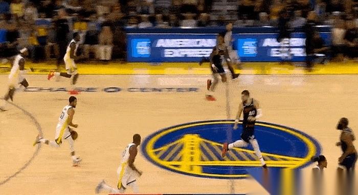 我就问一句，三个人，三个人啊！就这么直愣愣地扑向库里一个人。他都还没到三分线呢