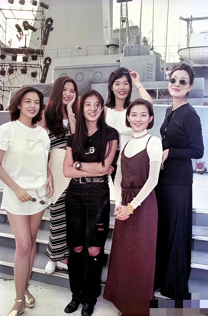 对联上联：[作揖][作揖][作揖]；下联：美女云聚。