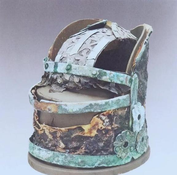 50多年前，唐太宗陵墓附近，考古队发掘出一位唐朝名将的墓葬。令人大惑不解的是，古