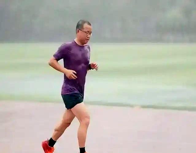 跑步是长寿的良药！我看着楼下那位大哥，他过了五十就天天出门跑步，好像心里