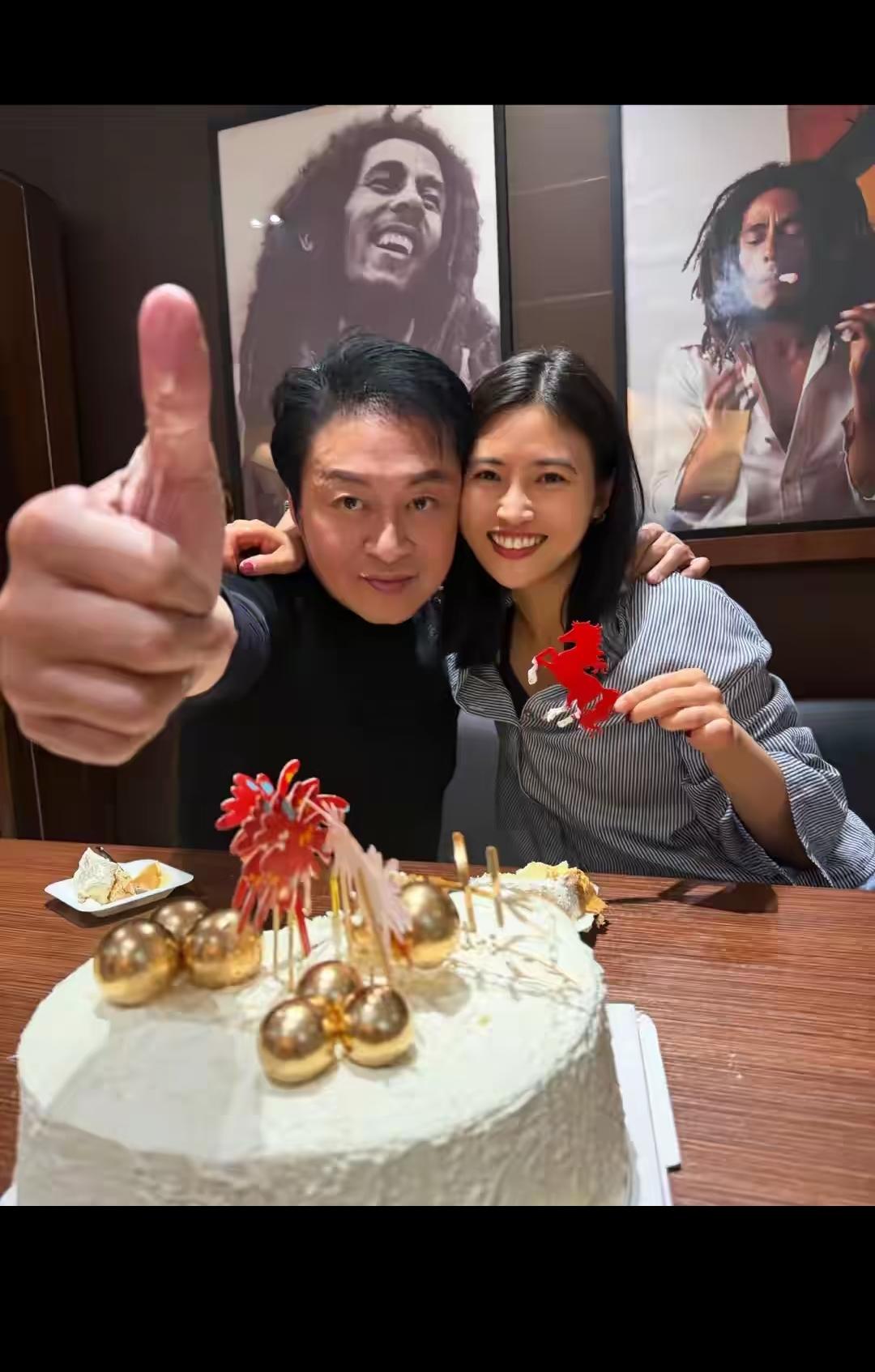 那边离婚后孩子的生活费都快付不起了，这边还跟小女友秀恩爱！所以无法共情这种人，