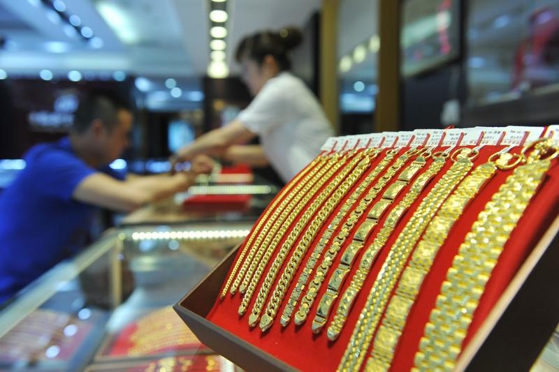 金价贵得像坐了火箭，结婚买“三金”简直让人头大得像个气球。17日，现货黄金突破3