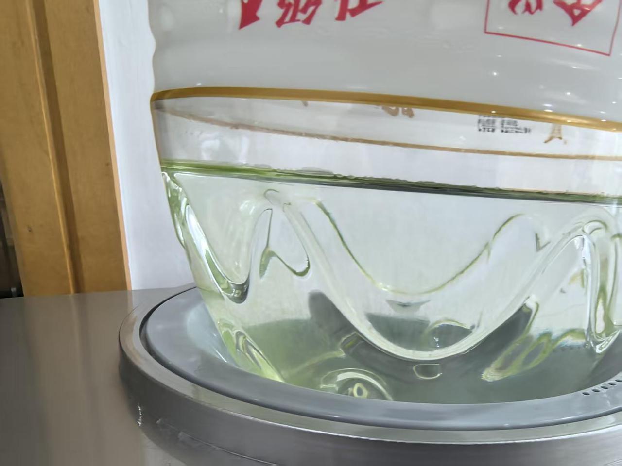 矿泉水绿了还能喝吗？早上突然发现，饮水机上的矿泉水变绿了。以前一桶水也是