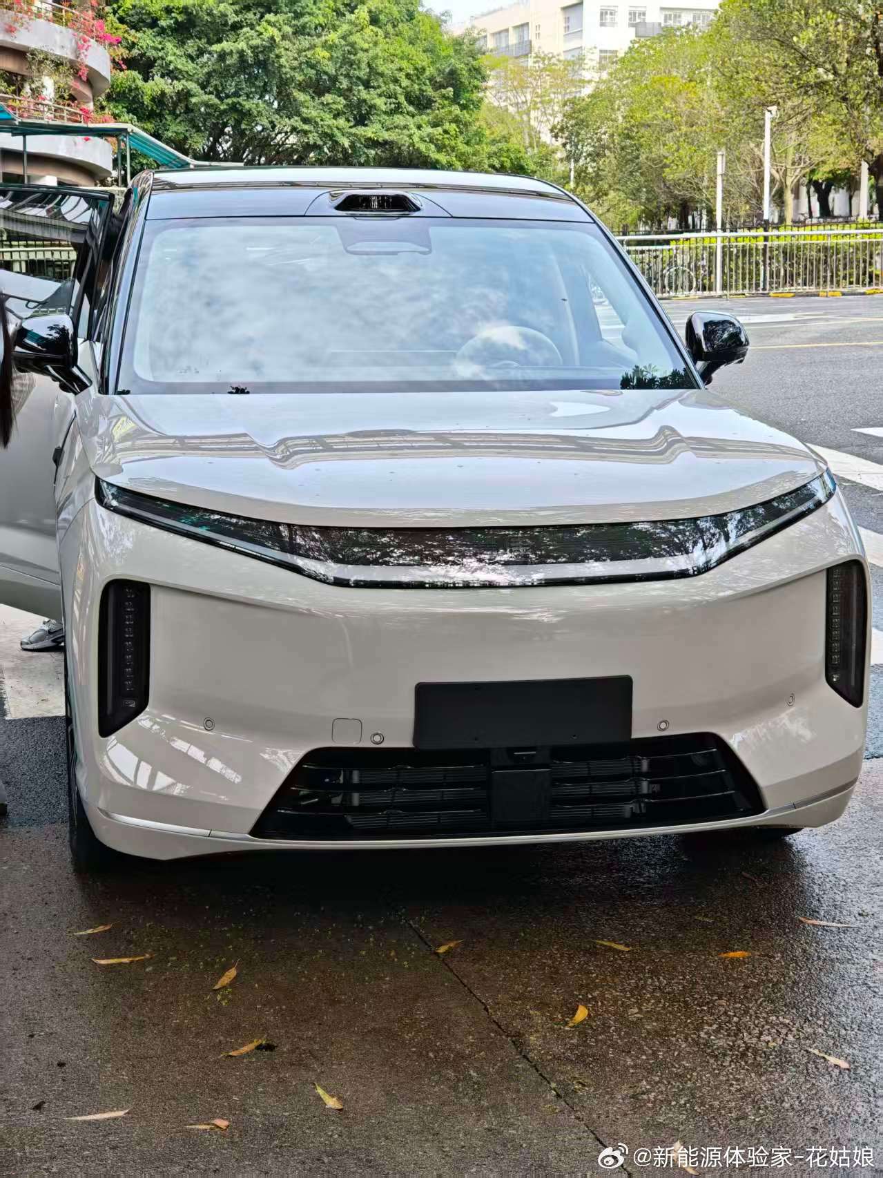 笑不活了家人们，某老头乐厂这波是直接把比亚迪大唐的设计稿当免费素材了是吧？贯穿灯