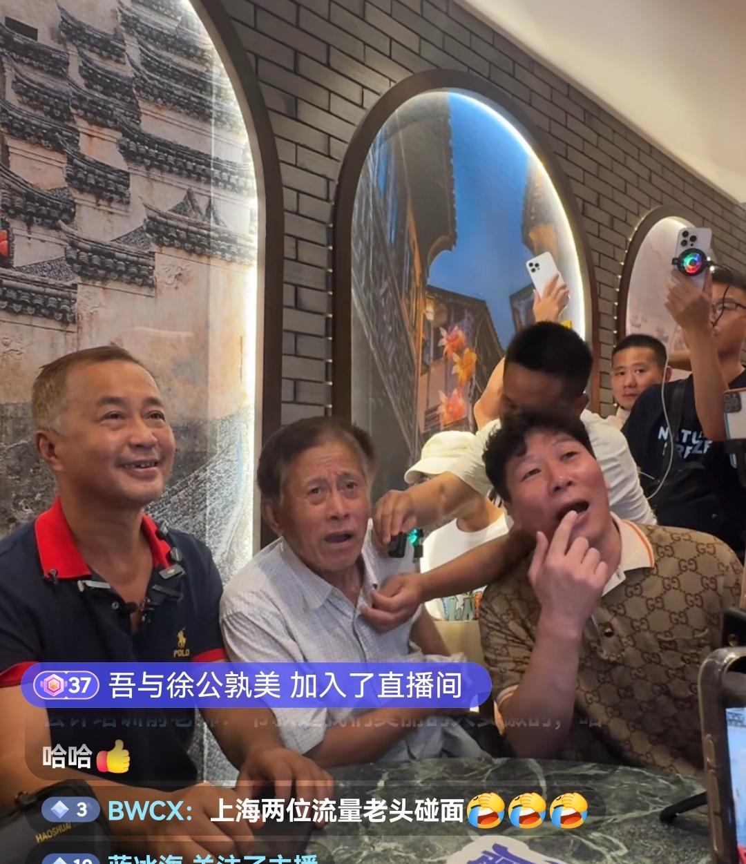 沈巍在某餐厅会见“建工爷叔”，小主播和粉丝们久等了！餐厅准备了六桌饭菜给了沈巍