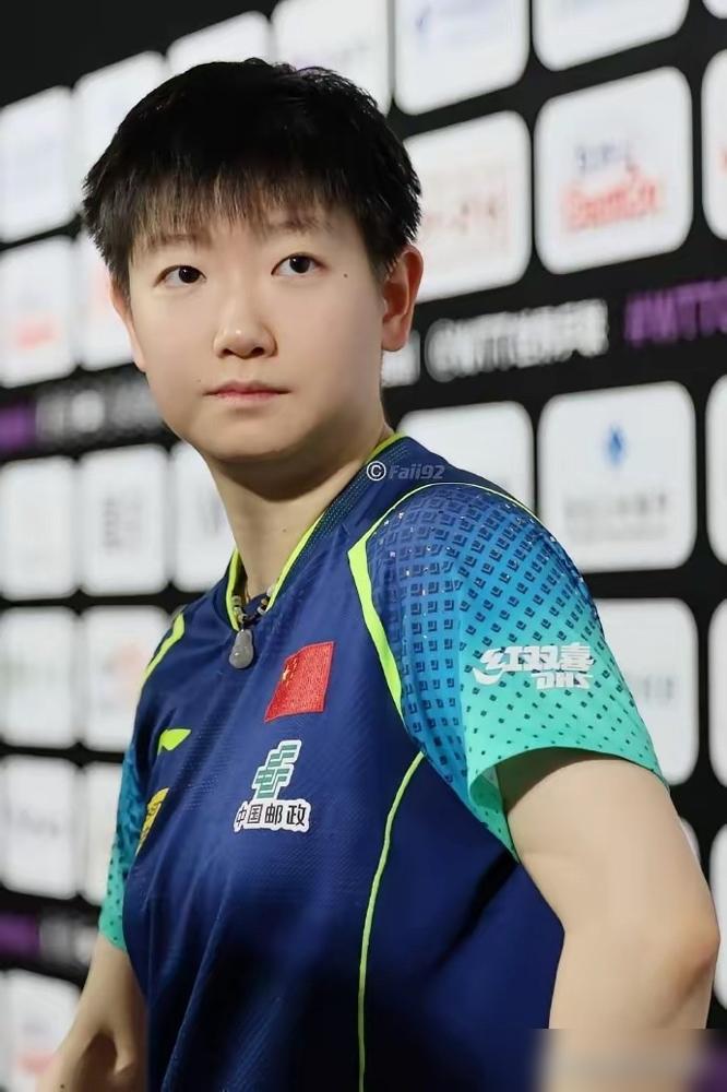 没人注意到，孙颖莎赢朱芊曦，靠的不是爆冲。局分6-9落后时，她擦汗的手没抖，