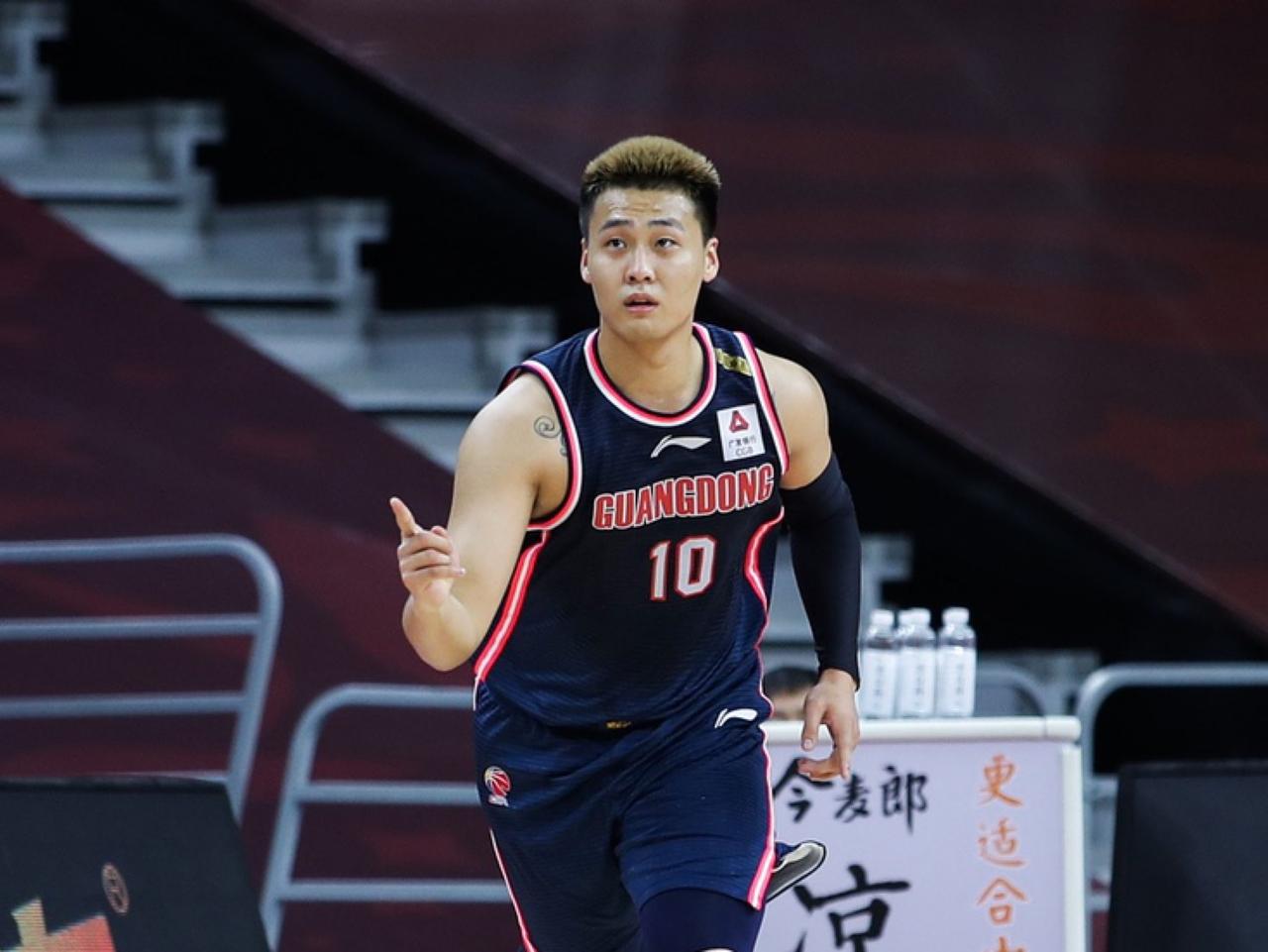 赵睿措手不及！广州男篮击败宁波男篮后，鲁吐布拉与李祥波发生言语争执，然而让赵睿