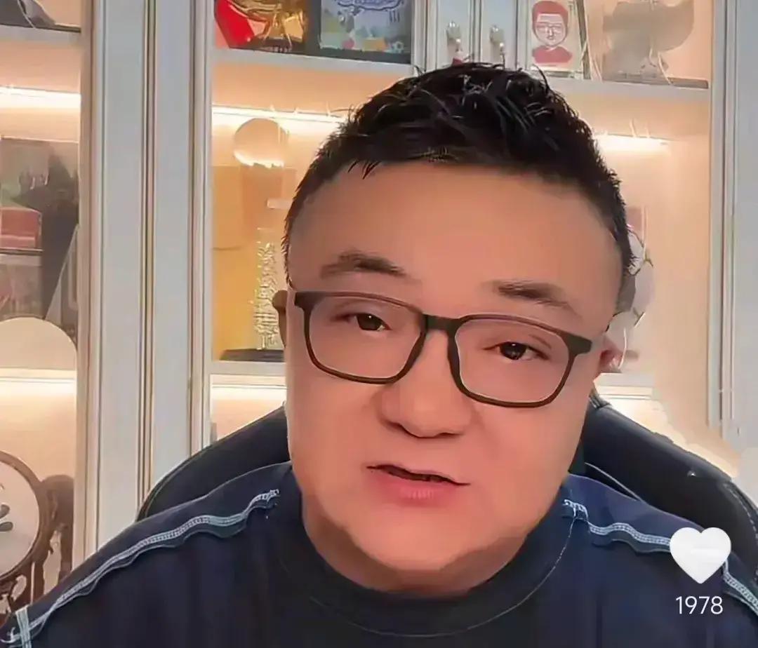 董路突然冒出一句：八年前我想给中国足球干点真事。于是全国挑8岁尖子，组“足