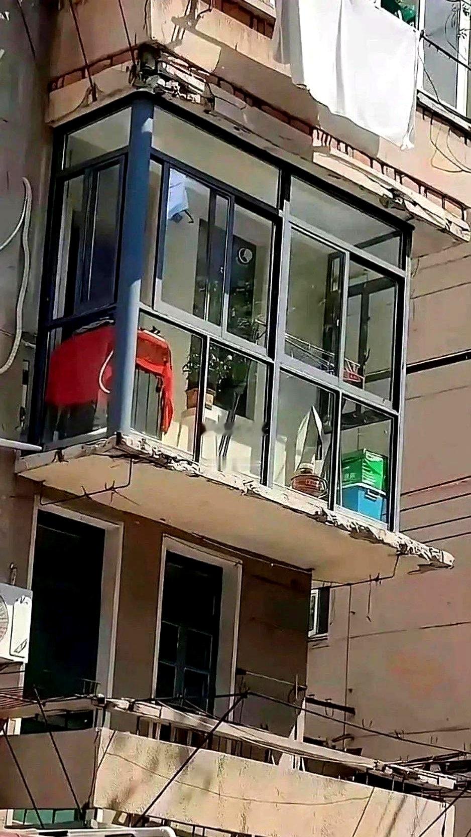 摊上这样的邻居，真是让人一肚子话。明明是住在一个楼里，结果对方一点分寸都没有，