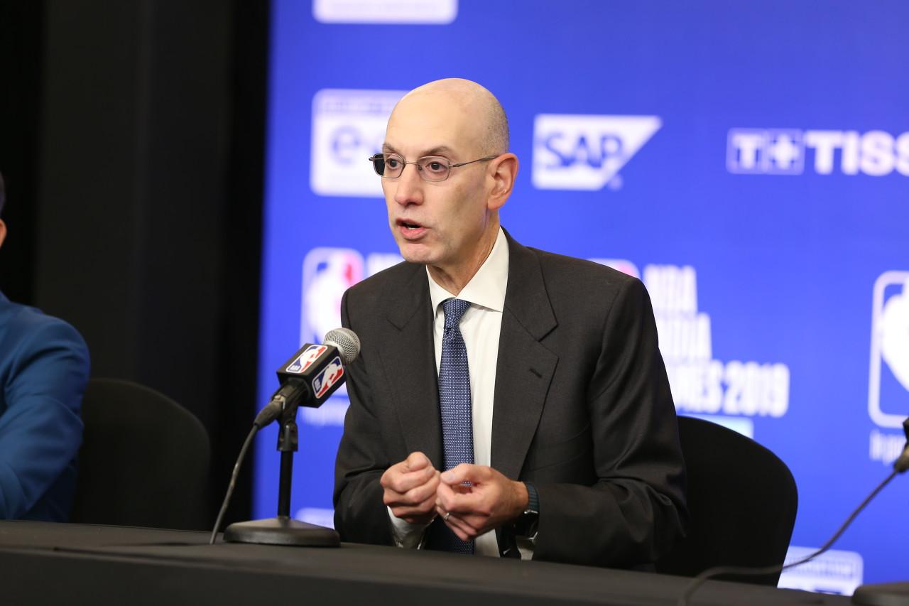 NBA总裁肖华真是太偏爱詹姆斯了！据美媒报道，NBA总裁亚当·萧华在GameP