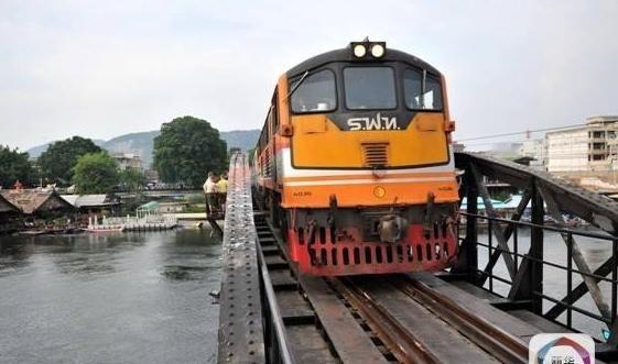 幸亏中国没中标！泰国高铁选择日本人建造，结果建成后，泰国直接欲哭无泪，一辆贴着“