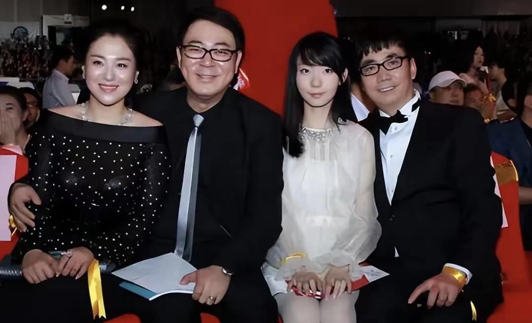 原来范明对自己的女儿范美辰并没有藏着掖着，之前也带过女儿出来参加娱乐圈的活动呢。