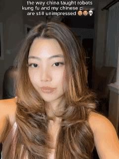 一名在加拿大成长的移民二代，录下她的润人父母，边看中国春晚边咒骂中国机器人是假的