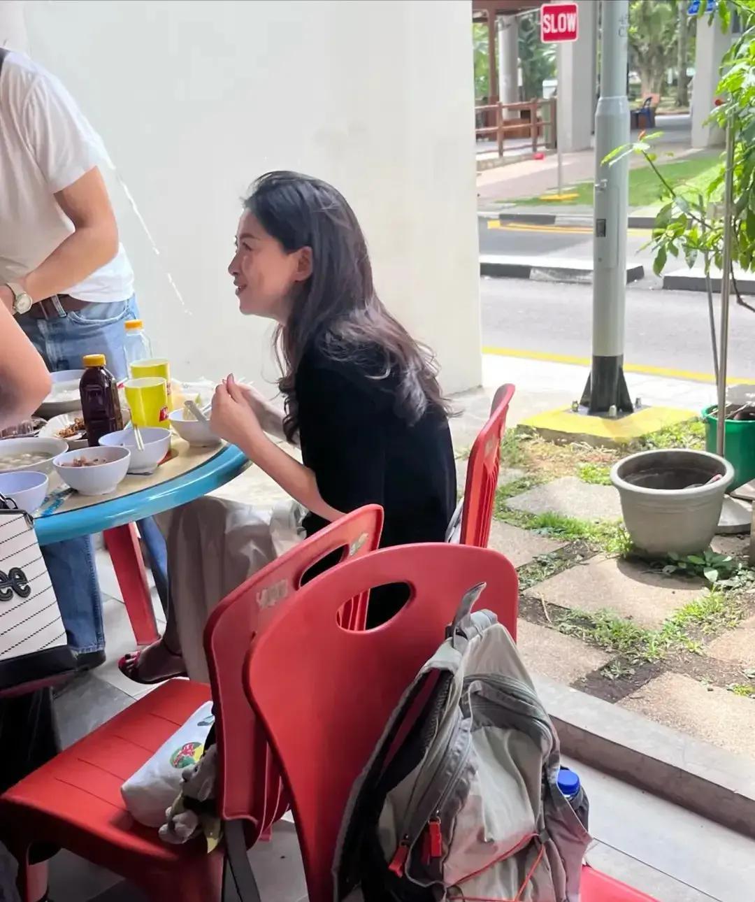 就在1月21日中午，演员朱珠带着老公和4岁女儿小珠宝在新加坡街头现身，一家三口扎