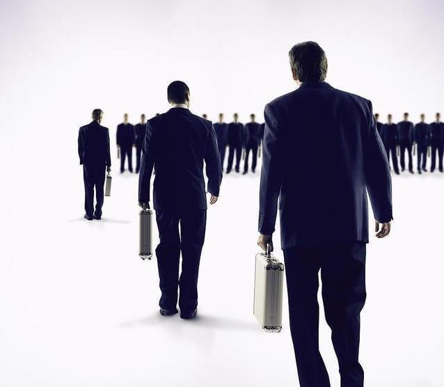 职场中修炼成精的三种姿态面对不如你的人，姿态要放低一点。人家非但不会小瞧你，反