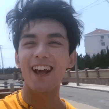 流量生大笑动图，你被谁的笑容蛊到了？张凌赫、宋威龙、王鹤棣敖瑞鹏、邓为、龚俊陈哲