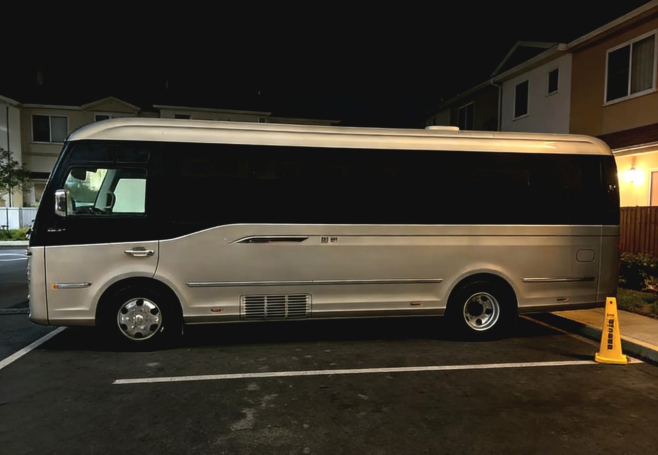 首先这台车的长度达到了7米317座到23座！整车3.0tv6发动机。个人视角上来