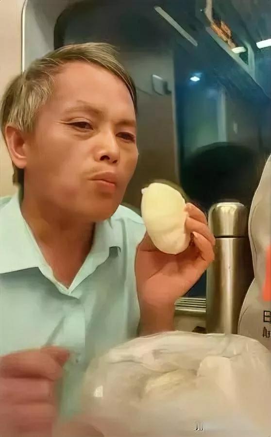 寻亲30年却遭拒?儿子嫌老家太穷梁爸最近心里酸溜溜的,找了三十年的儿子梁