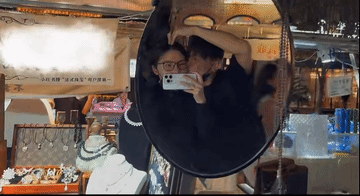尹子维亲了徐冬冬一口尹子维突然亲吻徐冬冬，甜度满分的瞬间，让我不小心又嗑到了。