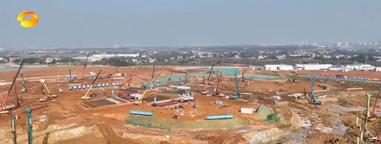 近日，长沙奥体中心项目传来建设新捷报，由中建五局三公司承建的该项目桩基工程完成最