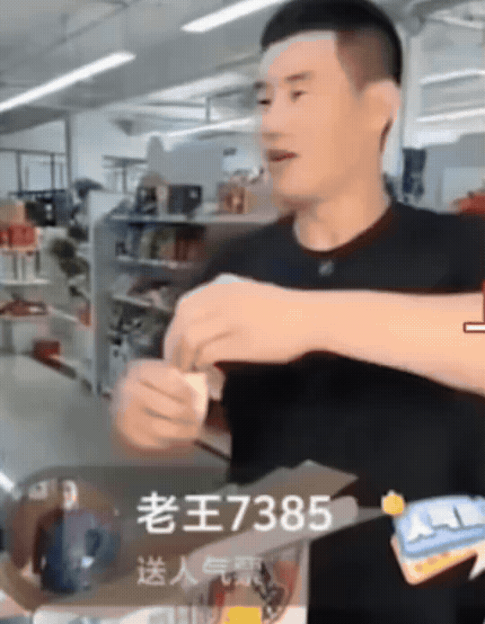 这次金凡真可以上桌了，澎湃OS3那会儿顶多能坐会儿童座椅。刚和多年的米粉聊了