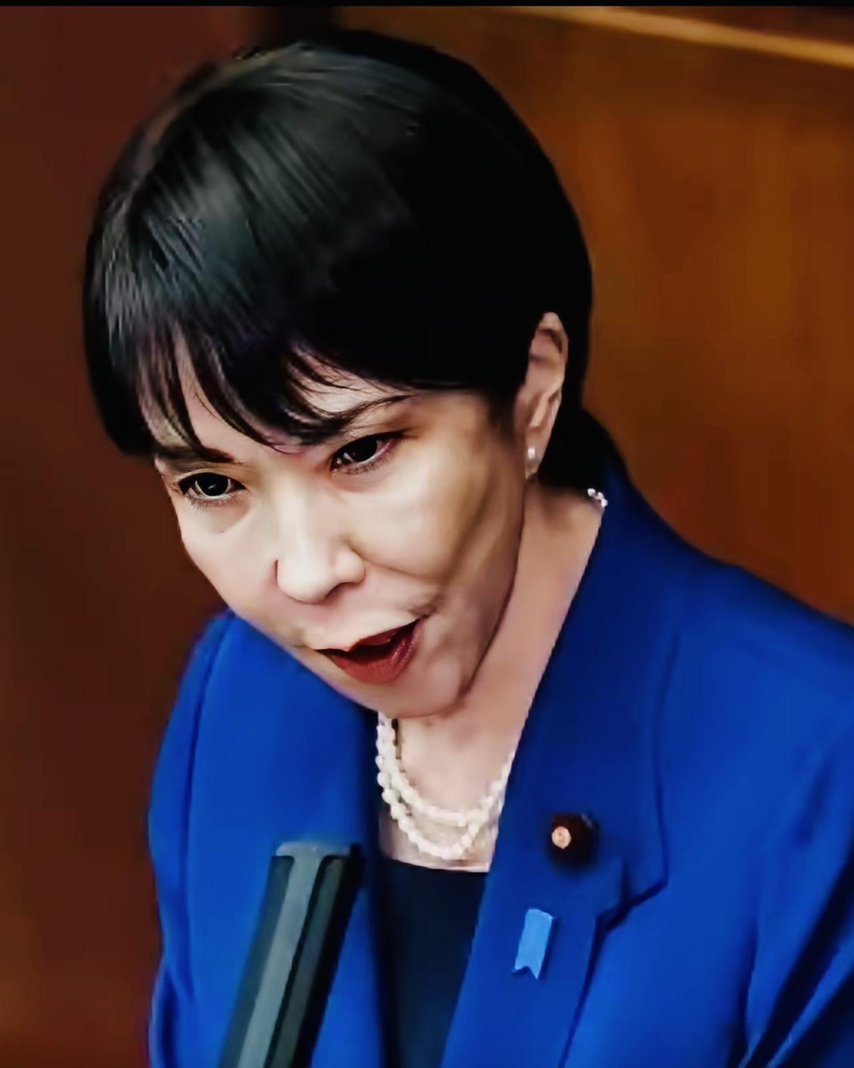 长着一对狐狸眼尖嘴猴腮，一张蛇相脸两颊无肉颧骨高，忘恩负义又霸道性格