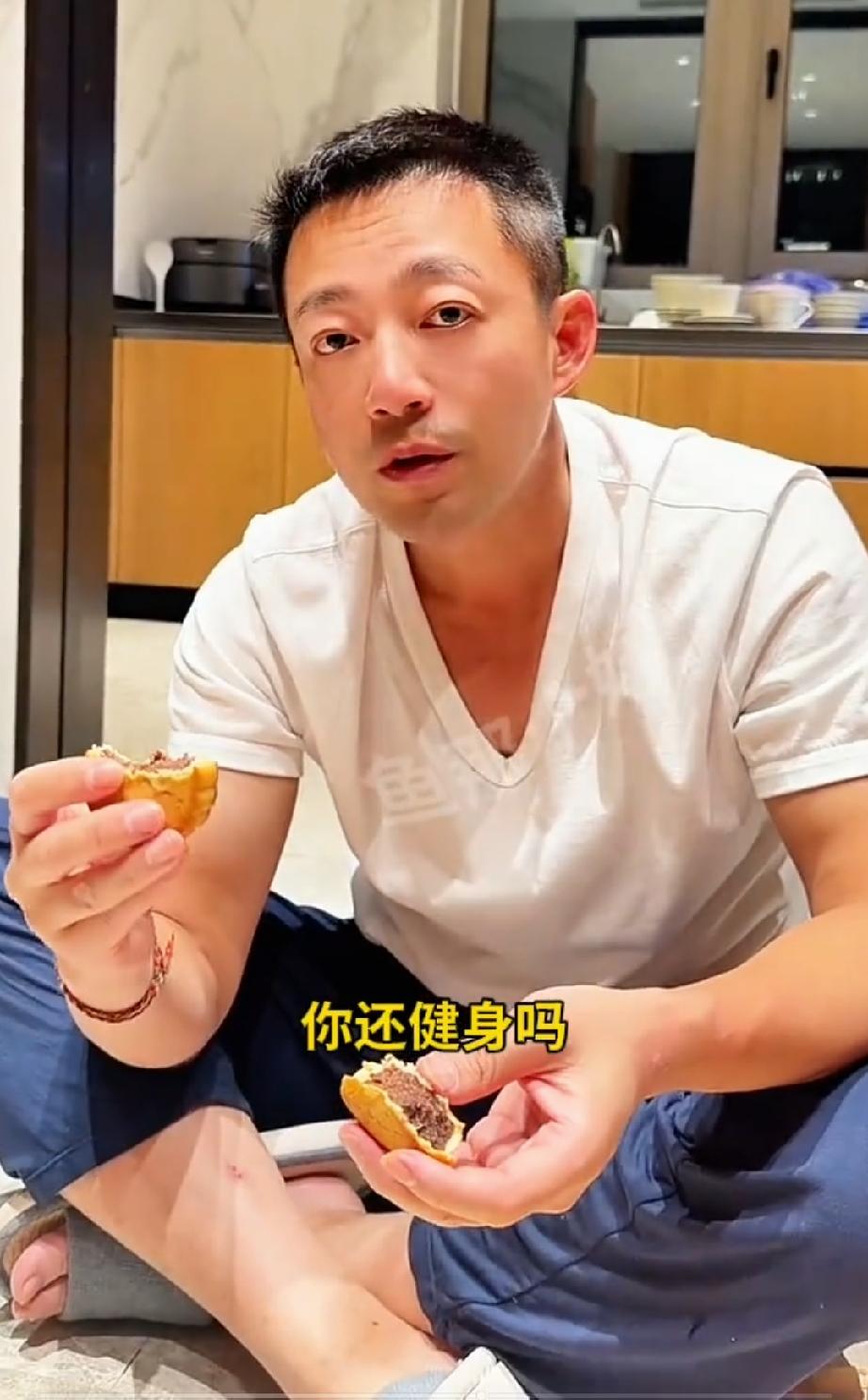 兰姐瘦了，没发现汪公子也瘦了吗？今晚汪公子陪着老婆马筱梅一起吃月饼，不知道是