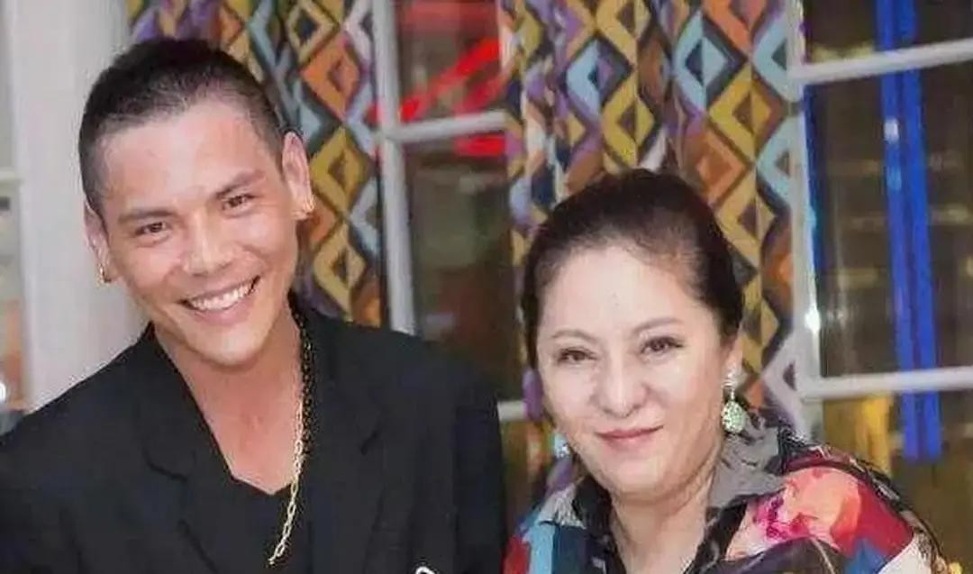 四十多岁的向佐怎么也没想到，自己随口一句感恩的话，能让亲妈在全国观众面前当场拍了桌子在《陈鲁豫·慢谈