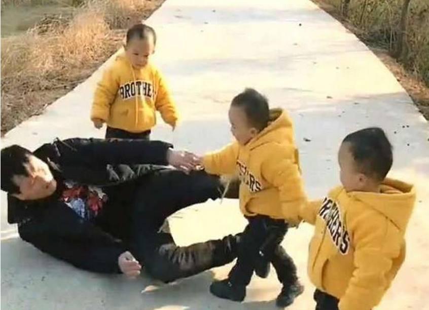 爸爸妈妈分别假装摔倒, 结果三胞胎的反映让宝爸扎心了!