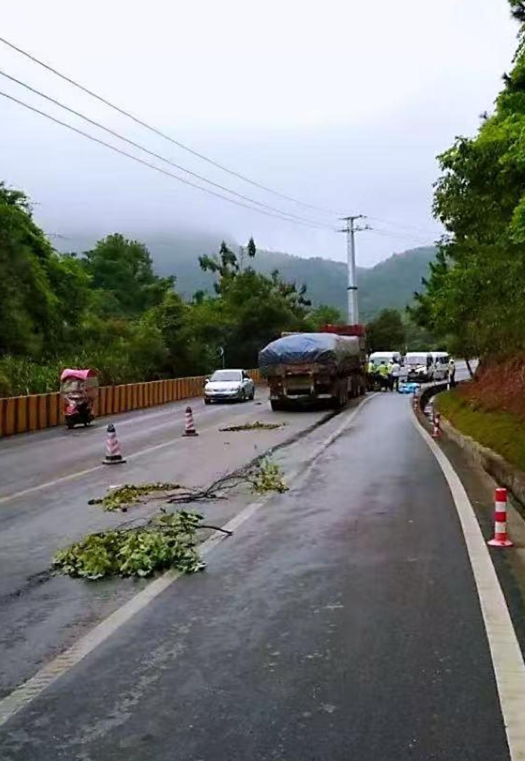 突发！湖南永州发生一起半挂车与小车相撞事故4月6日，湖南省永州市322国道接履