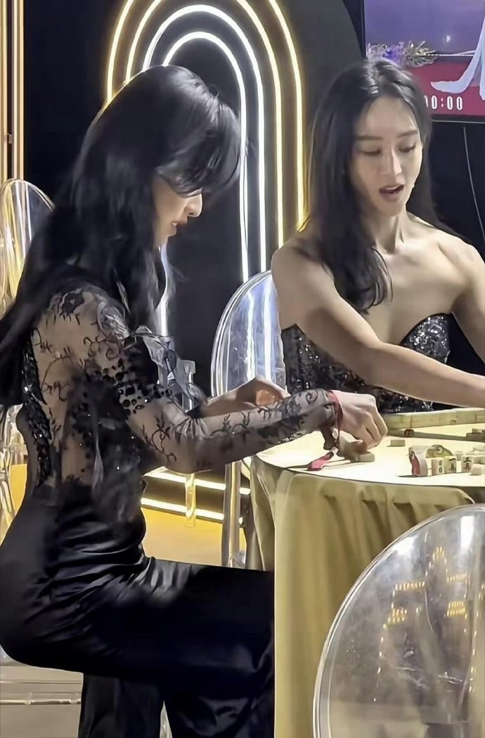 陈都灵打个麻将都挺着背，这腰线绝了​​​