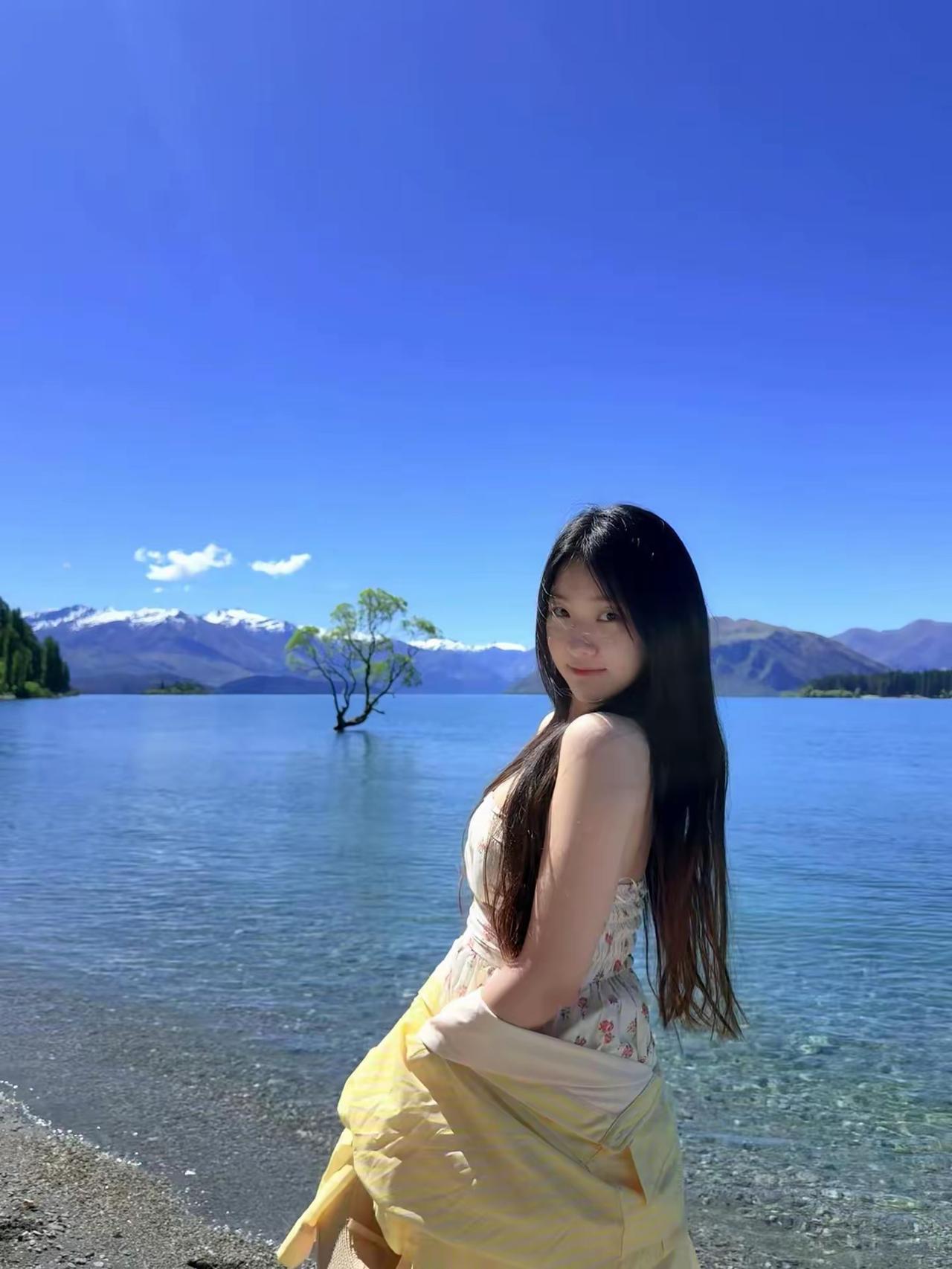 这姑娘在湖边风景真美啊！湖边白裙美人湖边景致湖边温柔少女湖边国风美人