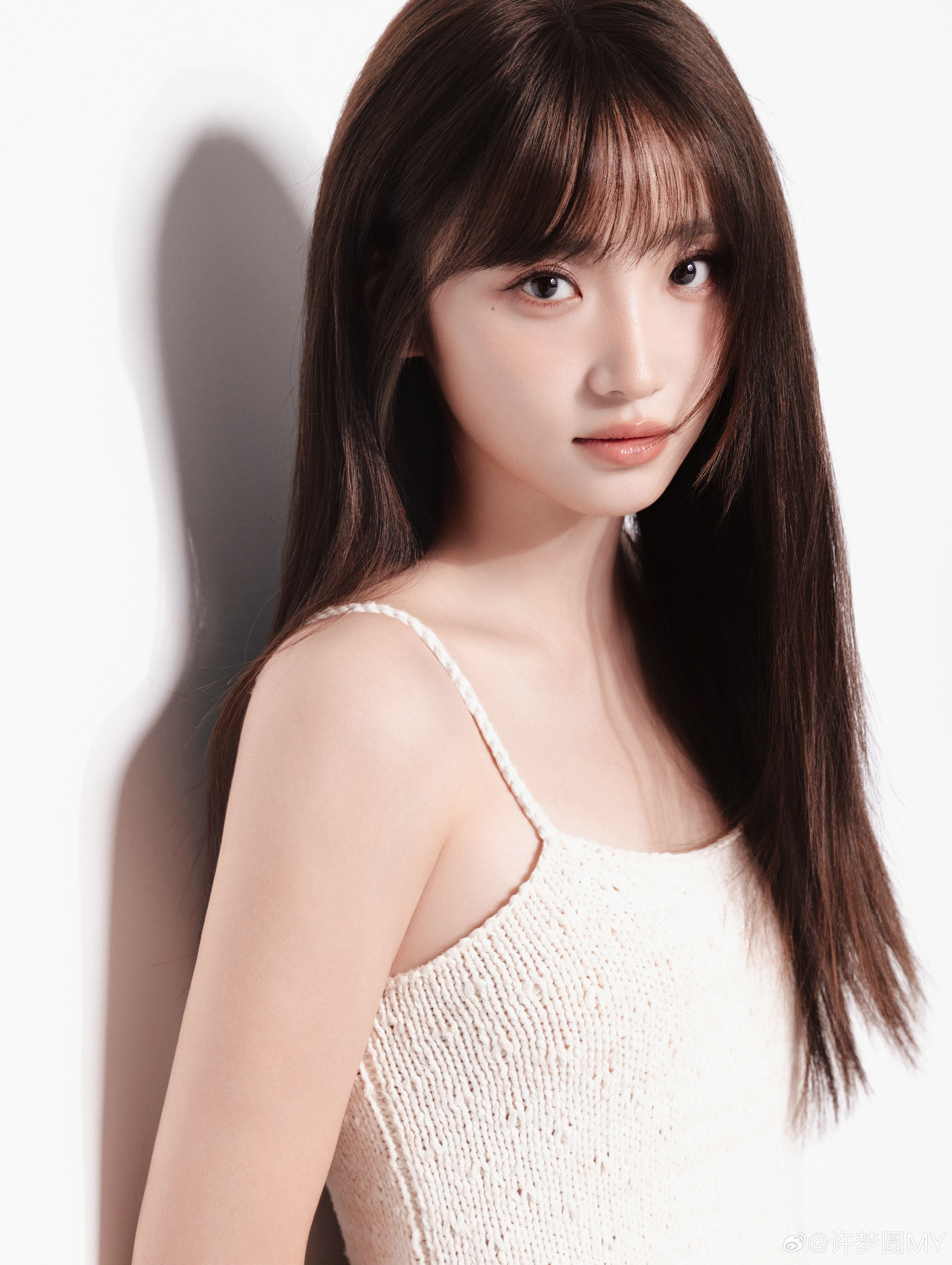 许梦圆 眉眼弯弯，笑意漫过指尖，连空气都变得甜软🍬