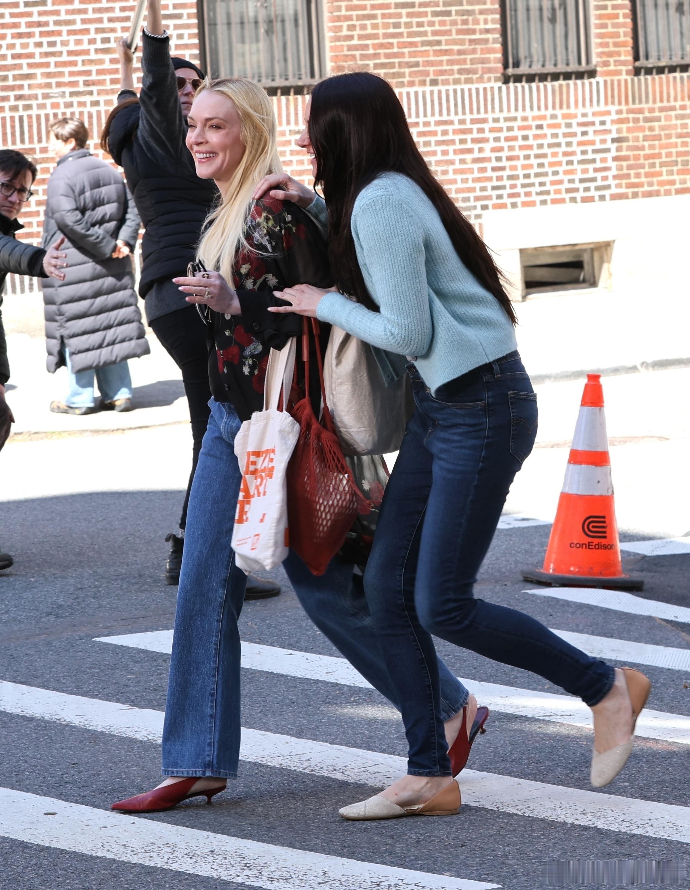 LindsayLohan林赛罗韩晒出和ShaileneWoodley继续在纽