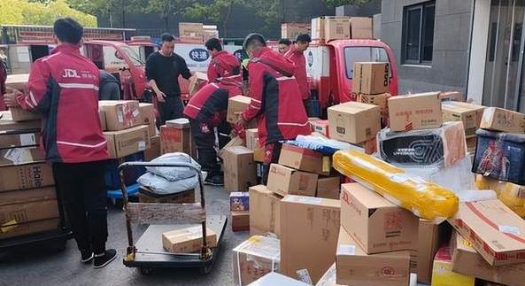 京东70万快递员转岗计划，藏着两个算不清的账，刘强东说要砸百亿帮快递员转去做机器