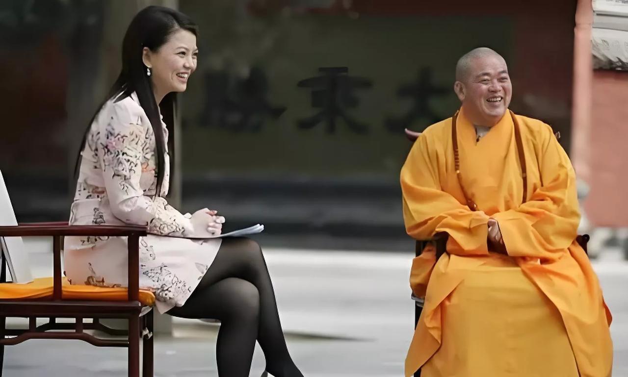 2008年李湘短裙访少林寺，这画面放现在也是热搜。她穿粉色碎花短裙配黑丝，站在