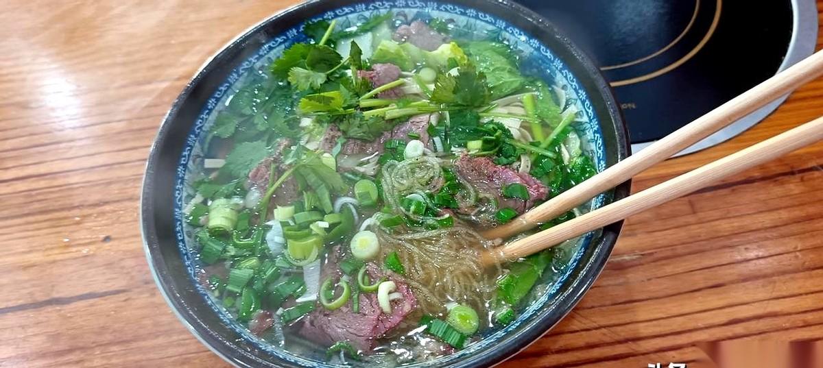 有人拆解了一份“普通家庭”的年度账单，看完的人，脊梁骨都冒凉气。房贷三万，车贷