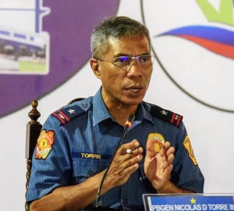 托雷有了新工作，小马科斯没有过河拆桥。这一次，小马科斯安排托雷，当大马尼拉发