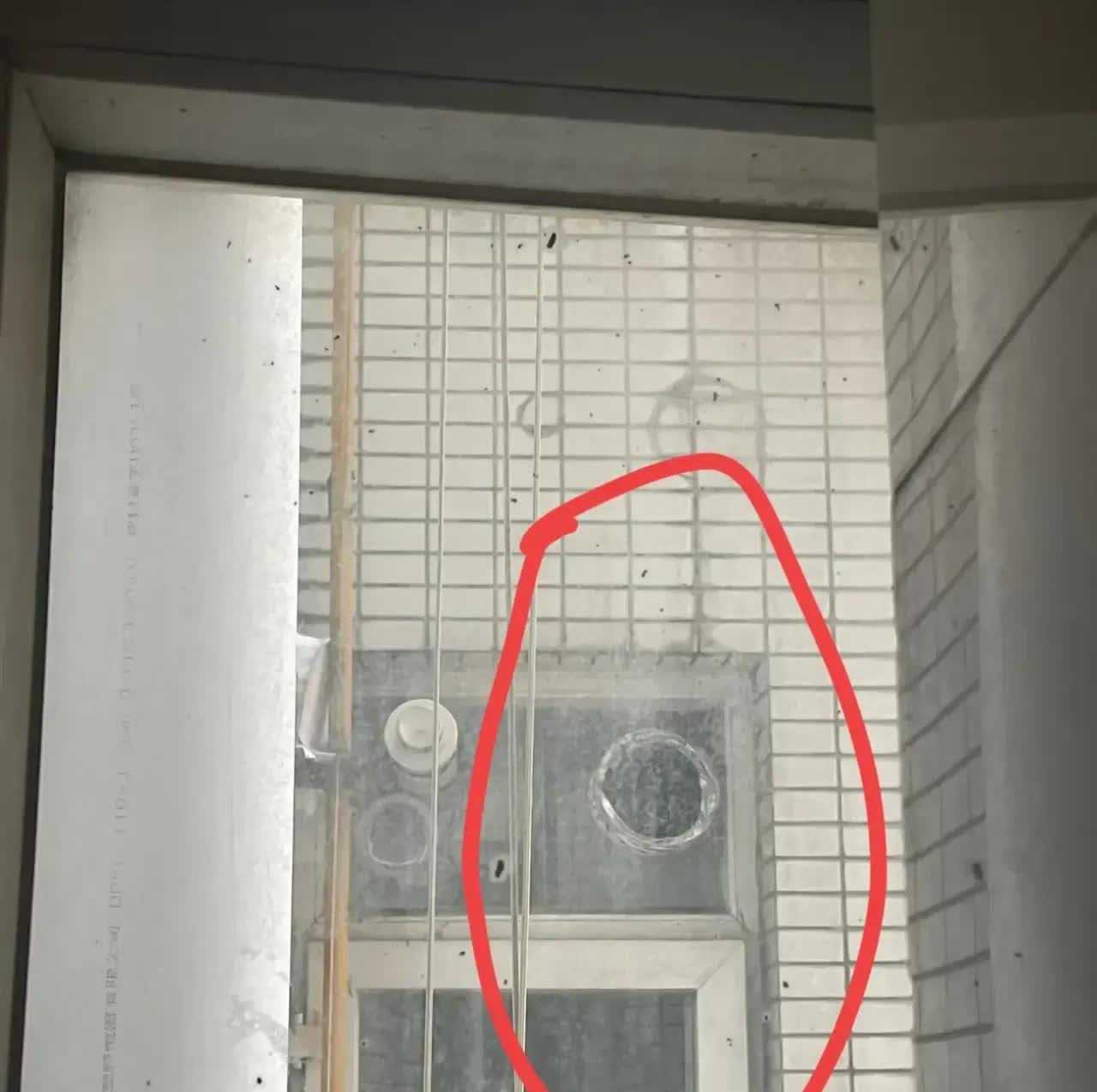 广东，一名女子的邻居将厨房的排烟管口对着她家安装，她现在连窗户都没法开了。她多次