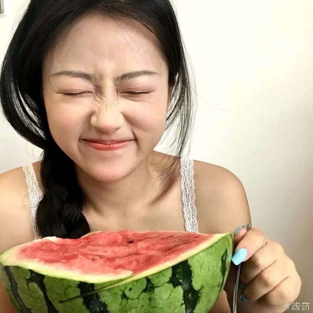 吃西瓜的可爱女生