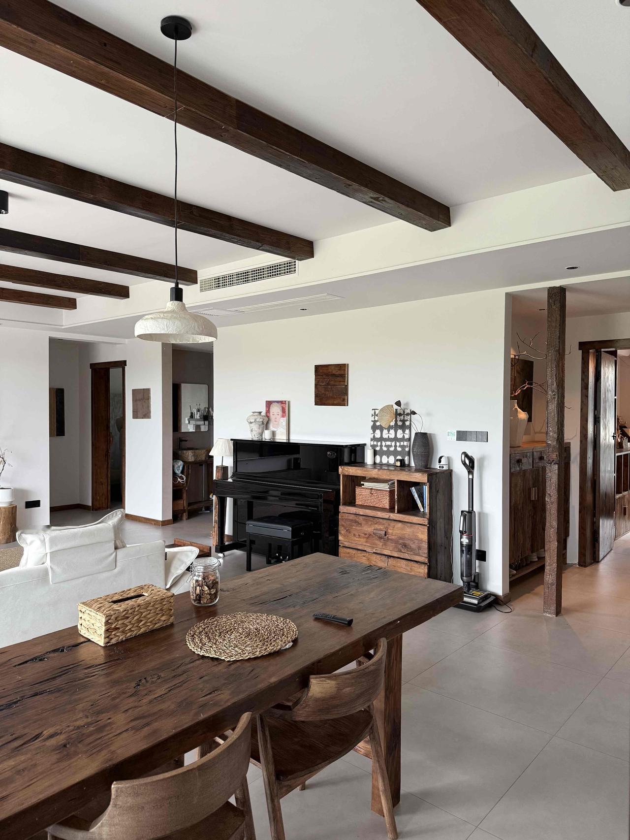 入住147m²四室横厅的家刚好满一年，耗费十个月完成。作为美术专业的女主，我选择